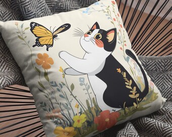 以下が含まれることがあります： 赤い鼻と大きな目をした白黒の猫が花畑に座っています。黄色と黒の蝶が猫の前を飛んでいます。猫は蝶を見ています。背景はクリーム色で、緑の葉と花があります。