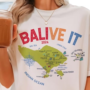 Chemise voyage Bali 2025, itinéraire Indonésie Vacances confort Col. Île de Bali Cadeau carte de l'île Asie Temple Indonésie Voyage Aventure Balive It