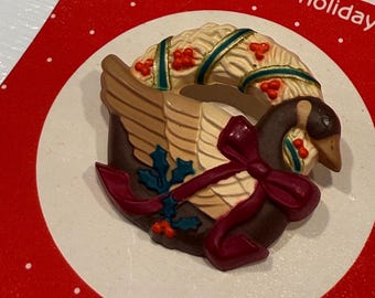 Vintage 1987 Hallmark Christmas Lapel Pin - Goose and Holiday Wreath - New on Original Card XLP3659 - Retro Holiday Brooch