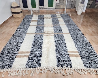 Tappeto marocchino in lana tessuto a mano – Design geometrico a righe nere, bianche e beige