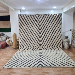 Handgefertigter Marokkanischer Teppich: Schwarz-Weißes Chevron, Boho Minimalistisch