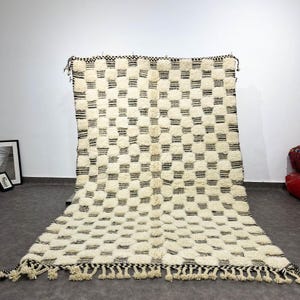 Beni Ourain Moroccan Rug – White Wool with Subtle Geometric Design – Elegant & Cozy Addition for Modern Homes