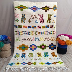 Eleganter marokkanischer Beni Ourain Teppich mit Blauen Geometrischen Rauten Handgewebtes Stück