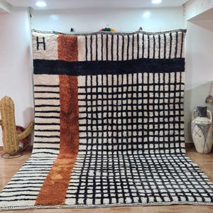 Handgefertigter Marokkanischer Teppich: Schwarz, Weiß & Rost Gitter Design