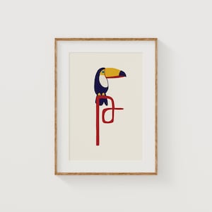 Peut inclure: Une illustration encadrée d'un toucan au bec jaune et au corps bleu perché sur une branche rouge. L'arrière-plan est de couleur crème clair.