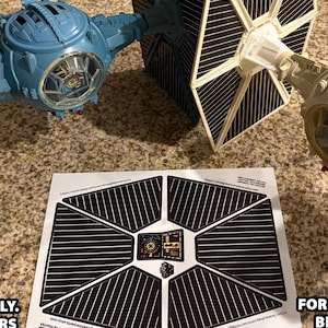 Pasuje do wszystkich białych i niebieskich skrzydeł myśliwca TIE STAR WARS - dokładny zamiennik niestandardowej naklejki wycinanej metodą Die-Cut Peel-And-Stick Vinyl Decal (zestaw 4 arkuszy)