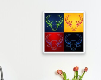 Può includere: Una stampa incorniciata di una testa di bufalo in stile pop art. La testa di bufalo è delineata in diversi colori, tra cui rosso, blu, giallo e verde. Lo sfondo è di un solo colore, con ogni quadrante dell'immagine che presenta un colore diverso.