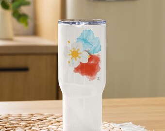 Puede incluir: Un vaso de acero inoxidable blanco con un diseño de una flor blanca con un sol amarillo en el centro, rodeado de formas azules y rojas como de acuarela. El diseño se asemeja a la bandera filipina.