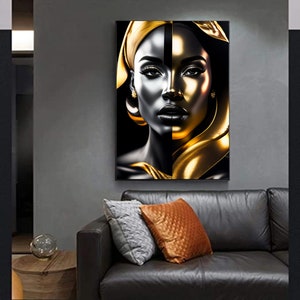 Pode incluir: Um retrato abstrato em preto e dourado de uma pessoa com um turbante dourado. O rosto da pessoa &eacute; dividido ao meio, com um lado preto e o outro dourado.