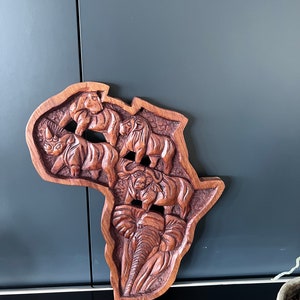 Mapa de madera de África, con los 5 grandes animales