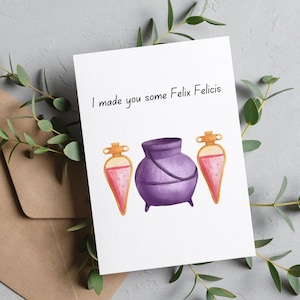 Puede incluir: Una tarjeta blanca con el texto "I made you some Felix Felicis" y una ilustración de acuarela de un caldero morado con dos botellas de poción rosa.