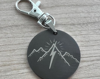 Lasergegraveerde metalen sleutelhanger met het Breakthrough Church-logo kan worden aangepast aan de achterkant