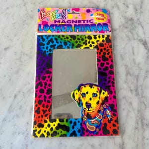 Puede incluir: Un espejo magn&eacute;tico para taquilla Lisa Frank en un paquete colorido. El marco tiene un dise&ntilde;o de estampado de leopardo arco&iacute;ris. Un perro d&aacute;lmata de dibujos animados est&aacute; en la parte inferior derecha. El texto "Lisa Frank MAGNETIC LOCKER MIRROR" est&aacute; en la parte superior.