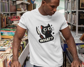 以下が含まれることがあります： 黒い猫がナイフを持っている白いTシャツで、「WHAT?」という文字が印刷されています。