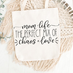 Vida de mamá: la mezcla perfecta de caos y amor. Día de la Madre. SVG láser, PNG de maternidad, PDF, archivo de corte digital. Cricut Maker, Silhouette Cameo 4.