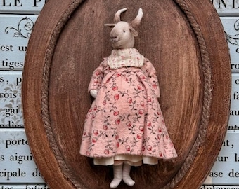 Boneca de pano artesanal representando uma cabra menina, miniatura antropomórfica de 12,7 cm (peça única).