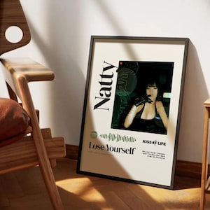 KISS OF LIFE &quot;Natty&quot; Spotbie Code Poster - Midcentury moderne Wandkunst für K-Pop Fans - Ästhetische Geschenkidee