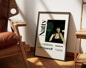 KISS OF LIFE "Natty" Spotbie Code Poster - Midcentury moderne Wandkunst für K-Pop Fans - Ästhetische Geschenkidee