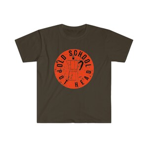 Puede incluir: Una camiseta marrón con un gráfico circular rojo que dice "Old School Pot Head" con una ilustración de cafetera vintage.