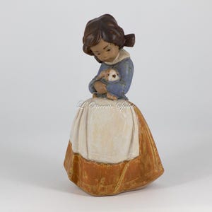 Ragazza con cane Lladró in gres | Statuina artistica | Figura decorativa | h 21 cm