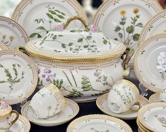 Royal Copenhagen Flora Danica Dinner Plate with Lace Border No. 20