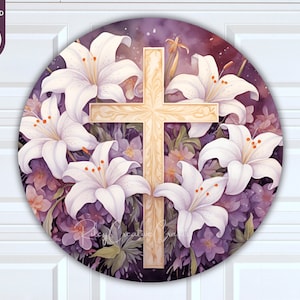 Peut inclure: Une pancarte ronde en bois avec une croix dorée entourée de lys blancs et de fleurs violettes sur un fond violet foncé.