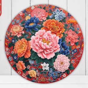 Könnte beinhalten: Ein rundes Blumendesign mit Pfingstrosen und anderen Blumen in Rosa, Orange, Blau und Gelb auf rotem Hintergrund. Das Design ist mit "DIGITALER DOWNLOAD" gekennzeichnet. Geeignet für Dekorationen.