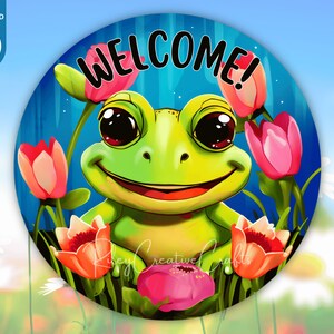 Puede incluir: Un cartel redondo de bienvenida con una rana de dibujos animados rodeada de tulipes rosas. La rana es verde con ojos grandes y una amplia sonrisa. El cartel dice "WELCOME!" en letras negras.