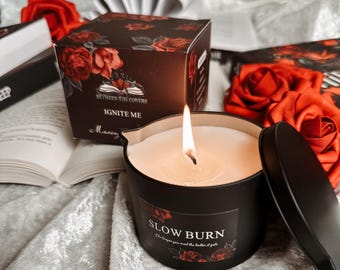 Vela de aceite de masaje Ignite Me / Vela de combustión lenta con aroma a especias y libros