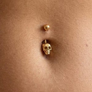 Skull Belly Button Ring in Silver or Gold, Minimalist Skull Belly Bar, Gothic Navel Piercing, Edgy Body Jewellery