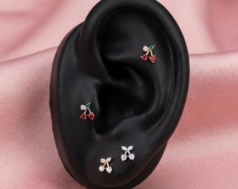 Conjunto de regalo de pendientes de circonita cereza brillante • Piercing labret de acero quirúrgico 316L • Regalo para ella • Pendientes tragus y hélix de cereza roja