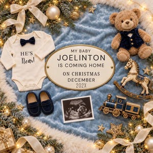 Könnte beinhalten: Ein cremefarbener Babybody mit dunkelblauer Fliege und dem Text 'HE'S Near!', dunkelblaue Slipper, ein Teddybär mit dunkelblauer Weste, ein Schaukelpferd, eine Spielzeugeisenbahn und ein ovales Schild mit der Aufschrift 'MY BABY JOELINTON IS COMING HOME ON CHRISTMAS DECEMBER 202X'.