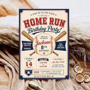 Könnte beinhalten: Eine rechteckige Geburtstagseinladung im Baseball-Design mit cremefarbenem Hintergrund sowie rotem und blauem Text. Sie zeigt zwei gekreuzte Holzschläger hinter einem Baseball mit den Details für Jacksons 8. Geburtstag am 14. Juni 2025.