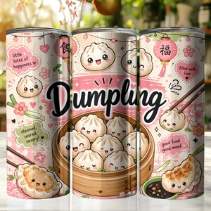 Könnte beinhalten: Ein zylindrischer Becher mit rosa-cremefarbenem Hintergrund, verziert mit Cartoon-Teigtaschen, Bambusdämpfern und Kirschblüten. Der Text umfasst "little bites of happiness," "Dumpling," "steamed, seared, savory!," "filled with love," und "good food good mood."