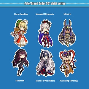 Peut inclure: Un ensemble de six illustrations de style chibi de personnages du jeu mobile Fate/Grand Order. Les personnages sont Nero Claudius, Musashi Miyamoto, Nitocris, Scáthach, Jeanne d'Arc (Alter) et Xuanzang Sanzang.