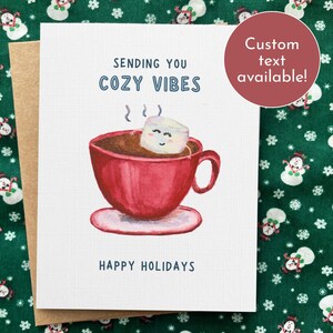 Dulce tarjeta personalizada de felices fiestas, lindo malvavisco en chocolate caliente, acogedora tarjeta navideña hecha a mano para el invierno, texto interior personalizado