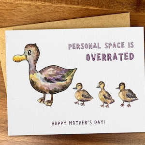 Grappige Moederdagkaart eendje, Snarky handgemaakte aquarelkaart voor moeder, 'Persoonlijke ruimte is overschat', Schattige eendenfamilie, Geestige kaart