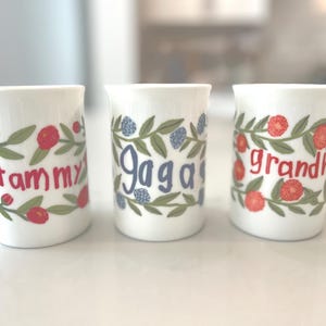 カスタム手書きマグカップ – おばあちゃん、お母さん、先生、または大切な人への花柄コーヒーカップ