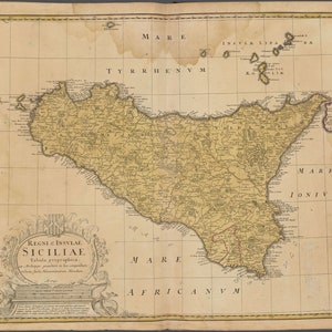 Può includere: Una mappa antica della Sicilia, Italia, con una griglia e dettagli geografici. La mappa è intitolata "Regni & Insulae Sicilia" e include il testo "Tabula geographica." La mappa è circondata da un bordo decorativo.
