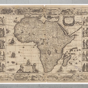 Può includere: Antica mappa dell'Africa, con cartografia dettagliata e illustrazioni. La mappa è stampata in tonalità seppia, mostrando la geografia del continente con etichette di testo e bordi decorativi. La mappa è incorniciata in un bordo bianco.