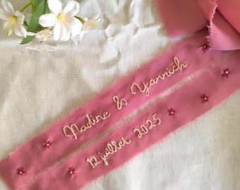 カスタムウェディングブーケリボン - 柔らかいシフォンの記念品にイニシャル、名前、日付を手刺繍
