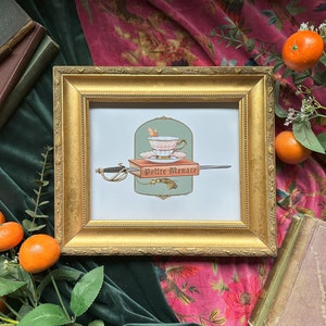 Puede incluir: Una impresión enmarcada de una taza de té y un platillo con una mariposa en la parte superior, una espada y el texto "Polite Menace". La impresión está sobre un fondo verde con un marco dorado.