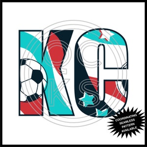 Puede incluir: Un diseño gráfico con las letras "KC" en una fuente negra en negrita. Las letras están llenas de un patrón abstracto colorido de rojo, blanco y azul, que recuerda a un balón de fútbol. Un balón de fútbol es parcialmente visible en la letra "K".