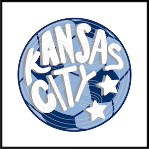 Op de afbeelding: Een blauwe en witte voetbal met de tekst "Kansas City" in witte letters. Twee witte sterren zijn op de bal.
