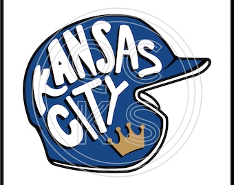 Può includere: Un casco da baseball blu con un contorno bianco e le parole "Kansas City" scritte in bianco. Un corona dorata si trova sul lato del casco.
