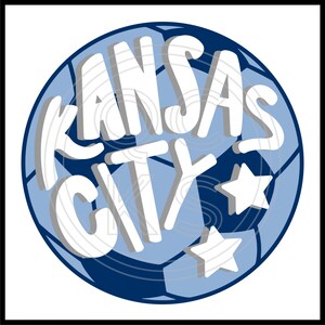 Op de afbeelding: Een blauwe en witte voetbal met de woorden "Kansas City" in wit erop. Er zijn twee witte sterren op de bal.