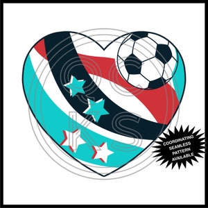 Puede incluir: Un diseño en forma de corazón con un balón de fútbol y estrellas. El corazón está formado por rayas rojas, blancas, azules y turquesa. El balón de fútbol es negro y blanco. Las estrellas son blancas con contornos azules. El texto "COORDINATING SEAMLESS PATTERN AVAILABLE" está en un estallido de estrella blanca.