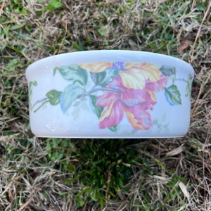 Cuenco para servir o cazuela apto para horno de la colección English Tapestry de Oscar de la Renta