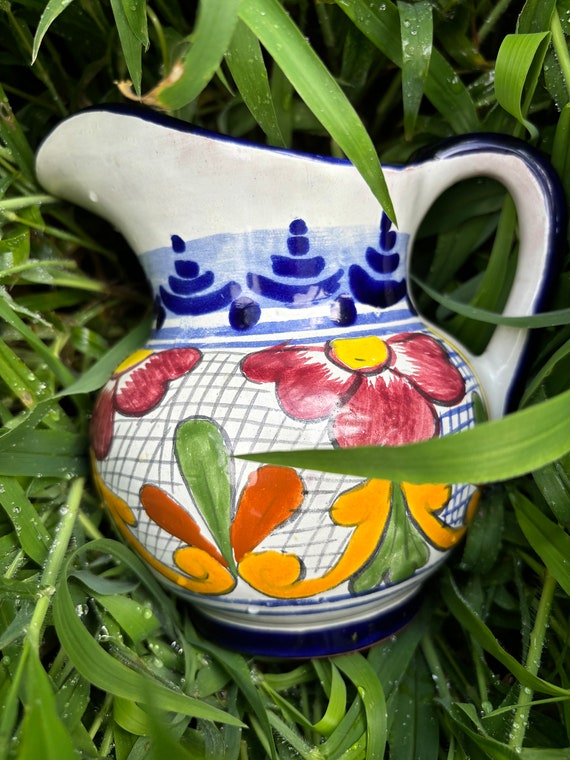 メキシコのタラベラ ビンテージ水差し。手描きの花柄の