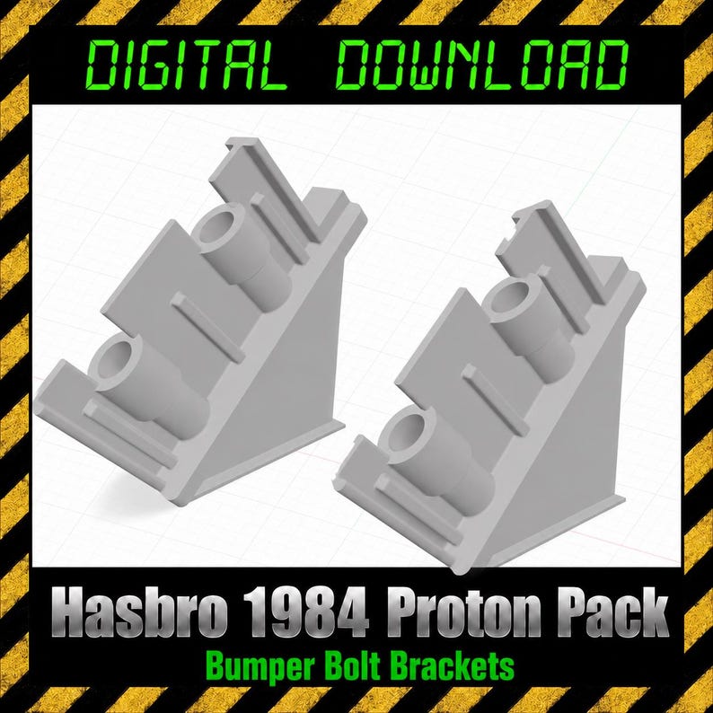 Puede incluir: Dos soportes de pernos de parachoques de color gris claro impresos en 3D para un Proton Pack Hasbro 1984. Los componentes cuentan con una base triangular con dos puntos de montaje cil&iacute;ndricos. La imagen incluye el texto DIGITAL DOWNLOAD y HASBRO 1984 PROTON PACK Bumper Bolt Brackets.